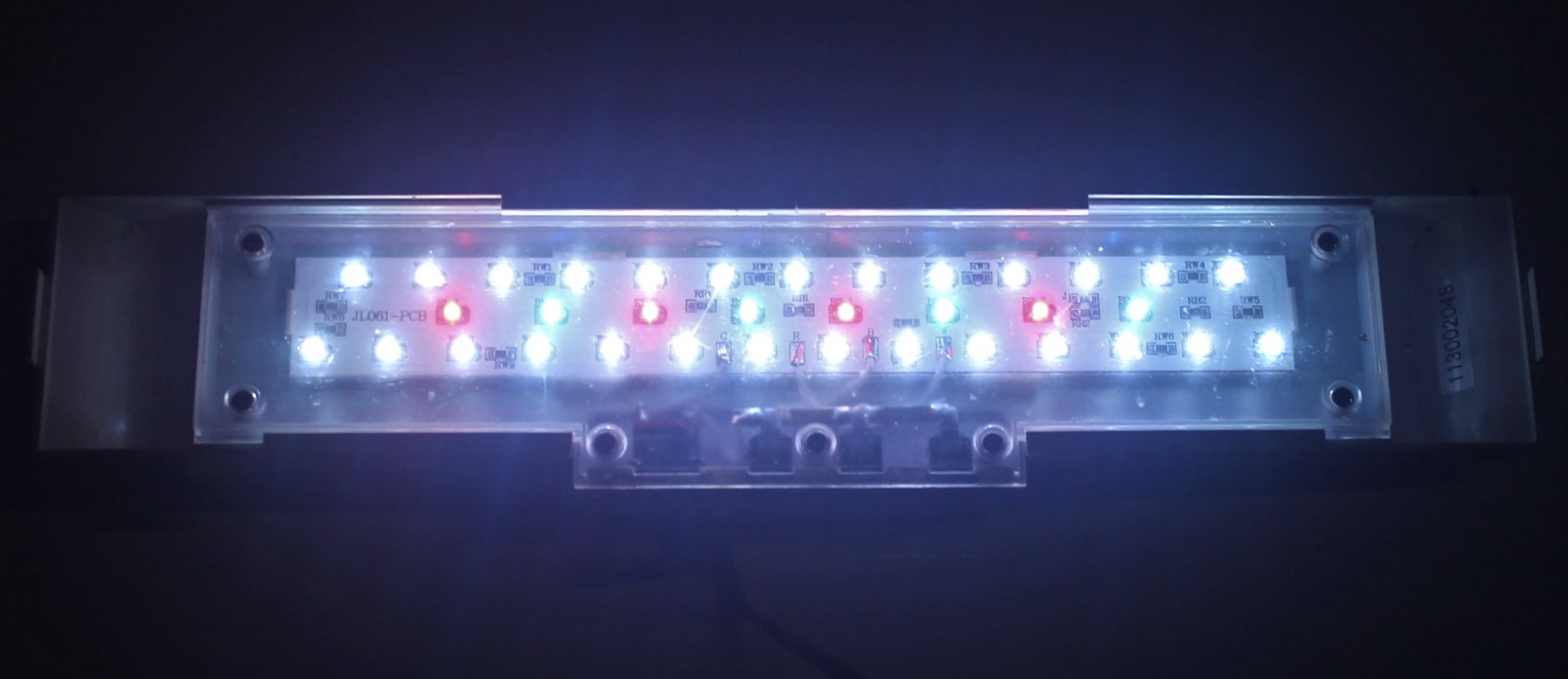 30ｃｍ～40ｃｍ用　ＬＥＤライト　ホワイト＆ブルー＆レッド 普通の時は30ｃｍ水槽用で、幅を広げれば40ｃｍ水槽用になります。