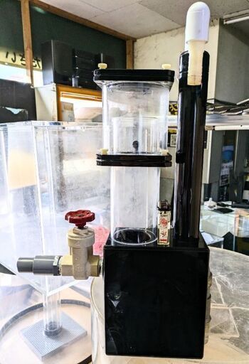 大きめプロテインスキマー　 真ん中に100円ライターがありますので、サイズをご確認ください。